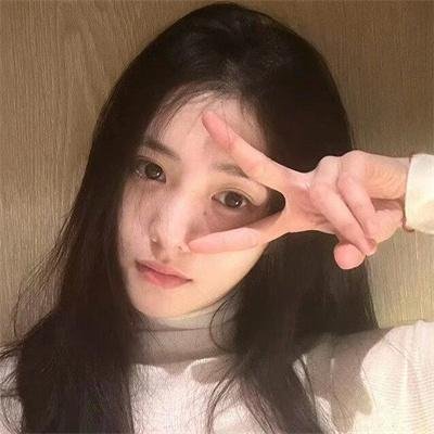 戴流苏耳环的少女